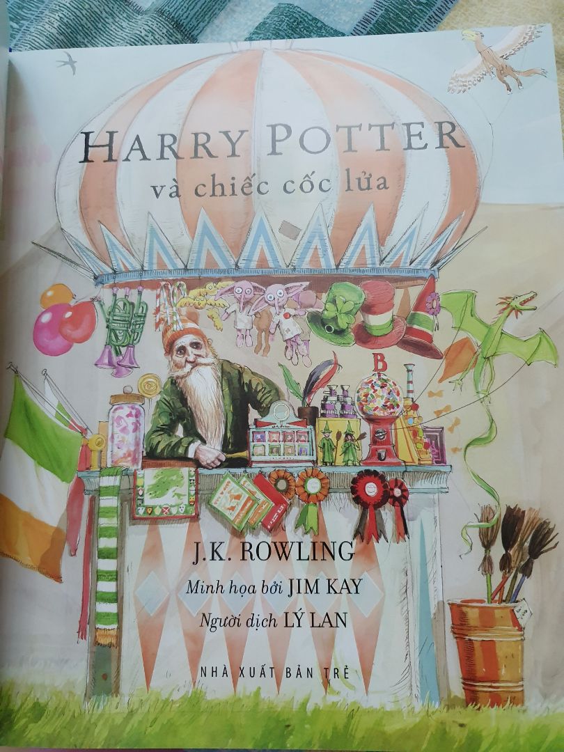 Sách giấy in tốt, chất lượng, minh hoạ của Jim Kay vẫn rất đỉnh. Nội dung truyện đương nhiên xuất sắc, cả bầu trời tuổi thơ quay lại :)). Có lời khen đến Tiki đã giao hàng rất nhanh, sách sang xịn mịn :)). Tuy nhiên sách lần này vẫn có điểm khiến mình hơi hụt hẫng. 
Thứ nhất, sách không có set box bọc ngoài như 3 tập trước khiến bộ truyện hơi lệch tông. Đương nhiên mình biết bản gốc cũng không có set box nhưng đã trót làm thì nên làm đến cùng.
Thứ hai, vì cốt truyện tập 4 có nhiều phân cảnh hay nên mình nghĩ sẽ có nhiều minh hoạ. Nhưng thực tế lượng minh hoạ ít hơn mình nghĩ, kể  cả là minh hoạ background. Có rất nhiều trang trống, chỉ toàn chữ. 
Thứ ba, có 1 bất tiện mà sách bìa cứng dày nào cũng mắc phải, làm đau đầu cả nxb lẫn độc giả là gáy sách. Dù mở sách rón rén có 30 -40 độ thôi mà nhìn cứ như sách sắp long ra khỏi bìa :))). Đây mới là tập 4 đã thế không biết tập 5 thì thành thế nào.
Dù sao sách vẫn đỉnh, đáng đồng tiền bát gạo. Mà sách có độ dày 516 trang chứ không phải 306 như Tiki đăng thông tin nhé :)))