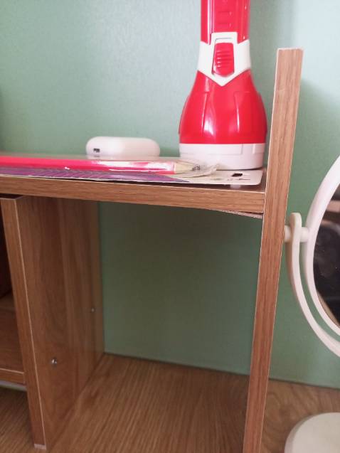 - Bề ngang miếng gỗ nhỏ nên khá nhỏ để làm kệ sách vở.
- Bề dày miếng gỗ không dày nên không chắc chắn, khá mỏng manh.
- Đinh vít vặn khá to so với bề dày miếng gỗ nên bị tét khi vặn vào (lỗi lớn).
- 2 lỗ đinh vít đục sẵn trên cạnh miếng gỗ không đều nhau nên khi bắt 2 miếng gỗ vào với nhau thì bị méo, dẫn đến chân kệ bị chênh (lỗi lớn).
- Lỗ đinh vít đục sẵn sát mép miếng gỗ (không ở chính giữa) nên khi bắt đinh vít vào làm tét gỗ (lỗ lớn).