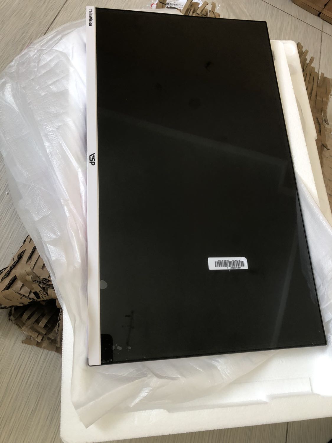 Giao hàng nhanh.
Đóng gói cẩn thận.
Có vài chỗ còn dính keo dán và bị xước một ít, thấy có vẻ có miếng dán màn hình ở trên.
Chân đế fix cứng ko xoay đc thì phải.
Nói chung thì mọi thứ cũng khá là ổn.
5* ạ