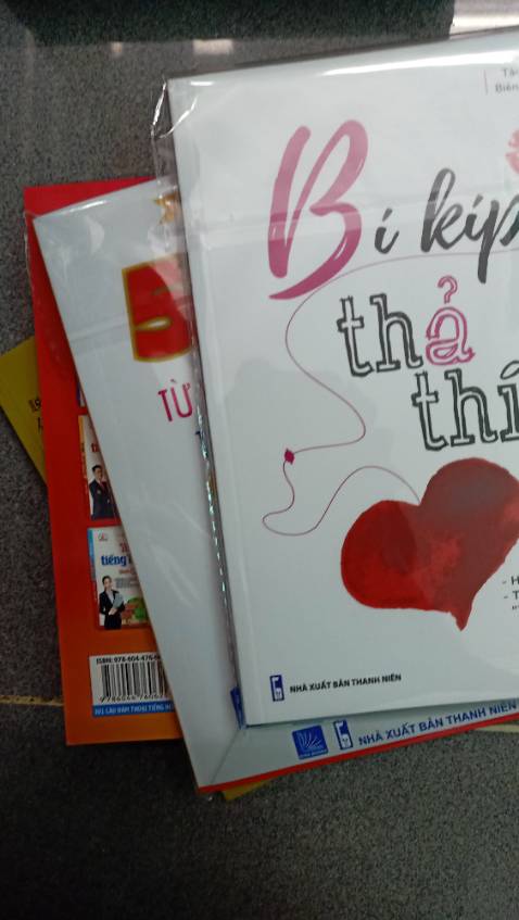 Goỳ goỳ. sách hại em goy sách ơi, giao tới thấy shipper cứ cười cười, ai dè shop quánh 4 chứ  sáng chói giữa hộp luôn 🌚