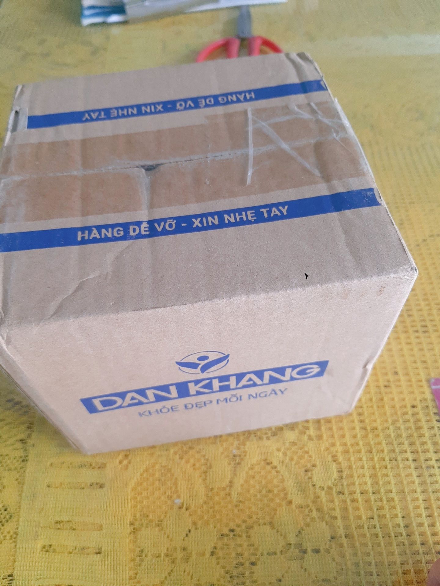 Kích thước khăn vừa phải, bao phủ cả trán của đứa con trai mình dù bạn ý hơi mập mạp một xíu