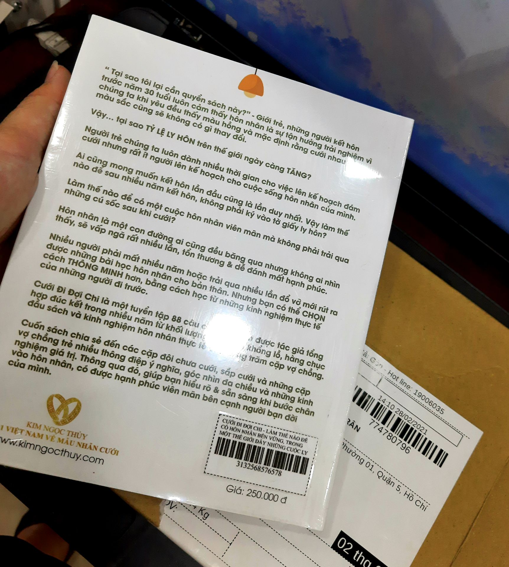 Mua ở tiki chưa bao giờ làm mình thất vọng , đóng hộp đẹp chắc chắn. Về sách của shop mình thấy bìa chắn chắn , hình bìa nhìn cute và nghe nói sách này dg hot nên mua lấy kinh nghiệm vậy thôi???  , chất liệu giấy ok , nội dung thì mình đọc được 2/3 nên cũng cảm nhận đc . Thấy có nhiều truyện ngắn toàn hay hay k nga mấy chế , mấy câu chốt cũng ý nghĩa . Cũng có nhiều câu hay để viết caption *** để đỡ phải suy nghĩ kaka ( khá hữu ích)??... nói chung là thấy ok đó mấy chị cứ thưởng thức từ từ nhé =)))