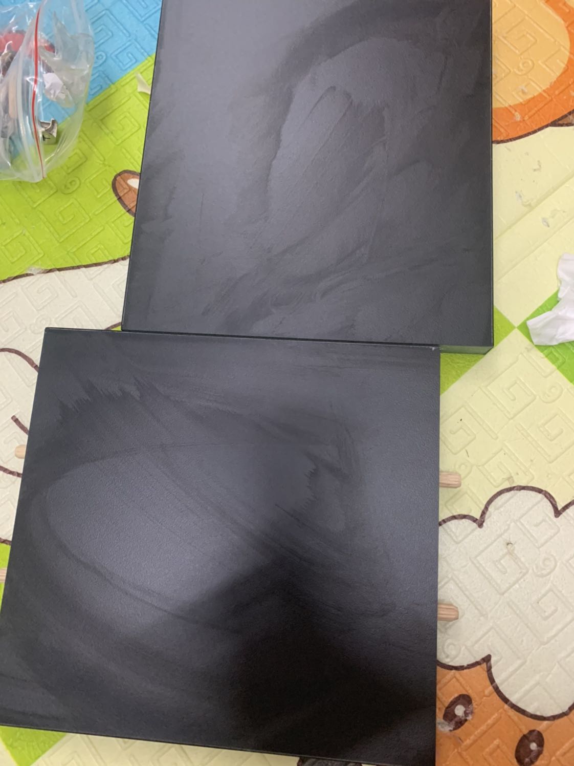 Đóng gói chắc chắn, giao hàng nhanh, đầy đủ. Gỗ phẳng đẹp, ko bị bong tróc các góc, các lỗ khoét ko bị lệch. tuy nhiên có điểm trừ là có vài mặt kệ bị lem vệt như hình, lau ko hết. Nhìn chung sản phẩm tốt, đáng tiền, sẽ ủng hộ shop tiếp.