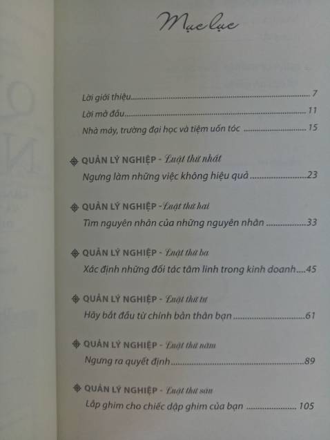 Quyển sách này nhỏ và mỏng nên mình nghĩ nó dễ đọc và dễ mang theo người hơn so với Năng đoạn kim cương. Quyển này tuy mỏng nhưng tập hợp những vấn đề cốt lõi về áp dụng của Nghiệp (đạo Phật) trong việc kinh doanh. Phân tích các khía cạnh, vấn đề trong kinh doanh và cách giải quyết chúng qua Nghiệp. Sách có những sơ đồ giúp mình hình dung được các quá trình. Vì nó có khá nhiều kiến thức về Nghiệp (Phật giáo) nên mình nghĩ các bạn từng đọc qua Năng đoạn kim cương hoặc có kiến thức về Phật giáo sẽ dễ hiểu hơn. Mình nghĩ rằng để thực sự hiểu được quyển sách nhỏ này cần có sự nghiền ngẫm sâu và thực hành đúc kết theo cách của riêng mình chứ không thể rập khuôn máy móc, như vậy mới có được hiệu quả đích thực.