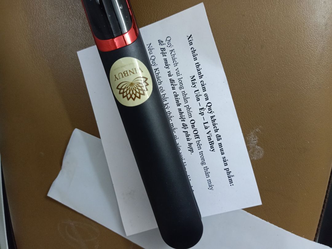 Mình nhận được hàng siêu nhanh. hàng của VinBuy chuẩn luôn, chính hãng. có tem VinBuy + lời cảm ơn + giấy bảo hành và dịch vụ CSKH. hàng rất xịn từ chất liệu đến thiết kế. máy nóng nhanh. dễ điều chỉnh nhiệt độ. khoảng nhiệt độ thấp - cao được giãn đều nên cũng tiện lợi khi chọn! 1 ưu điểm nữa đó là máy là tóc vào nếp nhanh lắm. tóc mình xoăn tít mà là phát + dùng ít sáp = vào nếp ngay. Lần mua hàng này mình cực kỳ ưng ý về chất lượng sản phẩm và giá cả. Giá rất rẻ so với máy VinBuy chính hãng ngoài cửa hàng. có 1 lưu ý chính là mình cứ nghĩ Tiki sẽ bỏ sản phẩm vào hộp. ai ngờ chỉ bọc lớp linon troong hơi thiếu thiện cảm, mình cứ nghĩ sản phẩm nào cũng được đóng gói hộp đẹp lắm cơ. nhưng thôi mình cho 5 sao. Cảm ơn dịch vụ của TiKi và sản phẩm chất lừ của VinBuy!