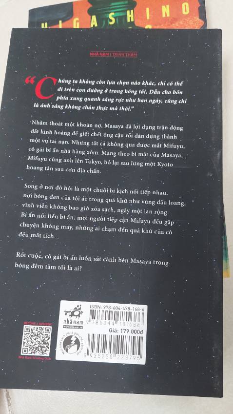 ***, *** GẠT, THAO TÚNG, GIẾT NGƯỜI, một motif chuyện khá quen thuộc của Higashino Keigo. Dù vậy với biệt tài kể chuyện của mình, sự nhấn nhá, đóng mở trong từng tinh huống, cảnh ngộ câu chuyện của ông chưa bao giờ trở nên nhàm chán. “ Ảo dạ “ cũng là ẩn dụ về một xã hội với vẻ ngoài hào nhoáng nhưng chưa đựng không ít những mặt trái mâu thuẫn bất công, nơi cái ác nảy sinh từ những tham vọng vị kỷ phi nhân.