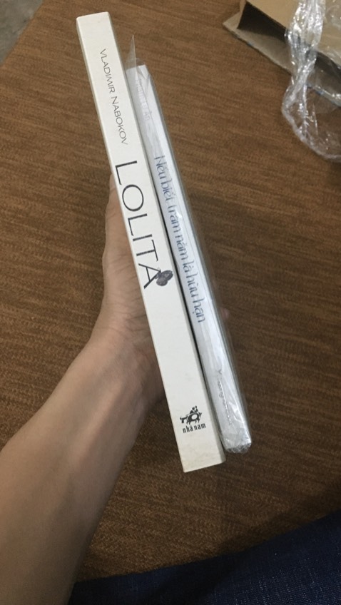 May quá không bị móp nhiều lắm… Có một chỗ duy nhất không ưng là cái bao sách nó có phần gập bị lệch lên một xí… Bị OCD nên hơi khó chịu… Mới đầu nhìn cái hộp hàng cứ thấy rén rén, may sao sách không bị móp lắm.
Nội dung thì khỏi bàn, cách viết của Nabokov thì quá hợp ý rồi. Nhưng vẫn chưa thể ngờ được là chỉ tiết… nó nhiều đến vậy, giở bất kì trang nào cũng thấy ;-;