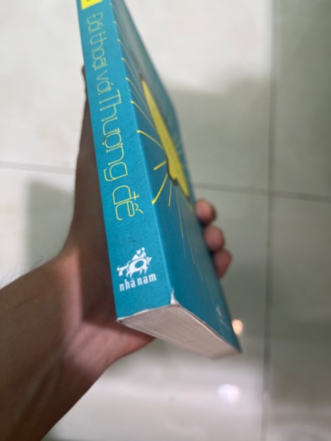 Sách bị rách nhẹ ở góc, có dấu hiệu dơ. Ko biết là bán sách mới hay sách cũ!!!