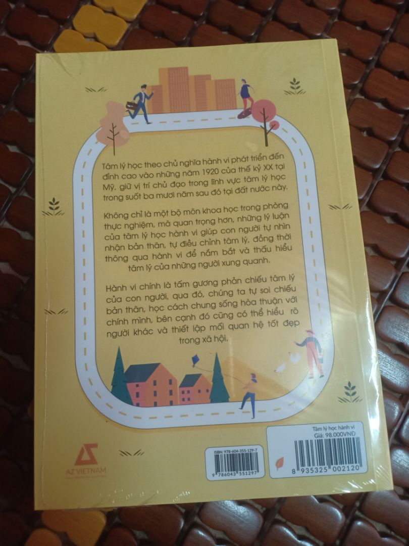 Tiki gói hàng không được kỹ cho lắm, nên có một lớp bọc chống sốc hoặc có thêm nhiều bọc vụn giấy vụn lót xung quanh, nếu chỉ bỏ sách vào hộp cartoon như vầy thì vận chuyển xa hộp sẽ dễ bị móp và hỏng sách mất.
Tiki giao hàng cực kỳ nhanh luôn, vừa đặt sách hôm chiều thứ 6 thì sáng thứ 7 đã cầm được sách trên tay rồi.
Mình chưa đọc sách nên chưa biết nội dung thế nào nhưng bìa sách cực kỳ xinh xắn luôn, sách này còn được bọc bởi một lớp seal nữa nên không bị trầy xước gì cả. 
Nói chung thì cảm nhận là vẫn tuyệt vời nhaaa