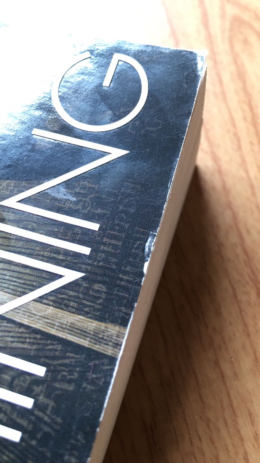 Điểm trừ là một vài chỗ bị cong, rách, ngoài ra thì không có vấn đề gì. Tiki giao hàng ngay ngày hôm sau khi mình đặt sách. Nhìn chung mọi thứ khá là ổn. Tuy chỉ có bề ngoài sách nhìn không được mới cho lắm!