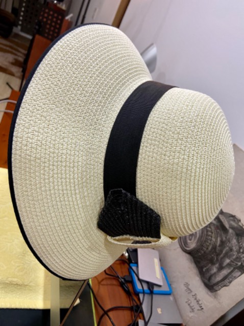 Nón đẹp. Chất liệu chắc chắn. Màu sắc dễ nhìn. Đáng mua. Nón hơi nặng.