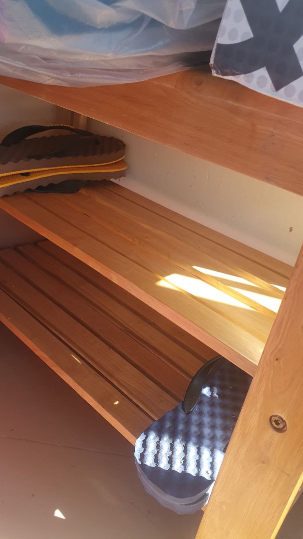 Giao hàng nhanh đến bất ngờ, bề mặt & màu sắc mịn đẹp, lổ khoang 2 vỉ dép hơi lệch tý nhưng vẫn vuông vắn không méo mó, có chút khập khiễng, nên dùng thêm cau su dán chân tiện thể khắc phục luôn.