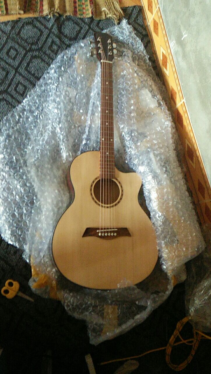 đàn chất lượng oke nhưng không tặng kèm gì, giá phải chăng