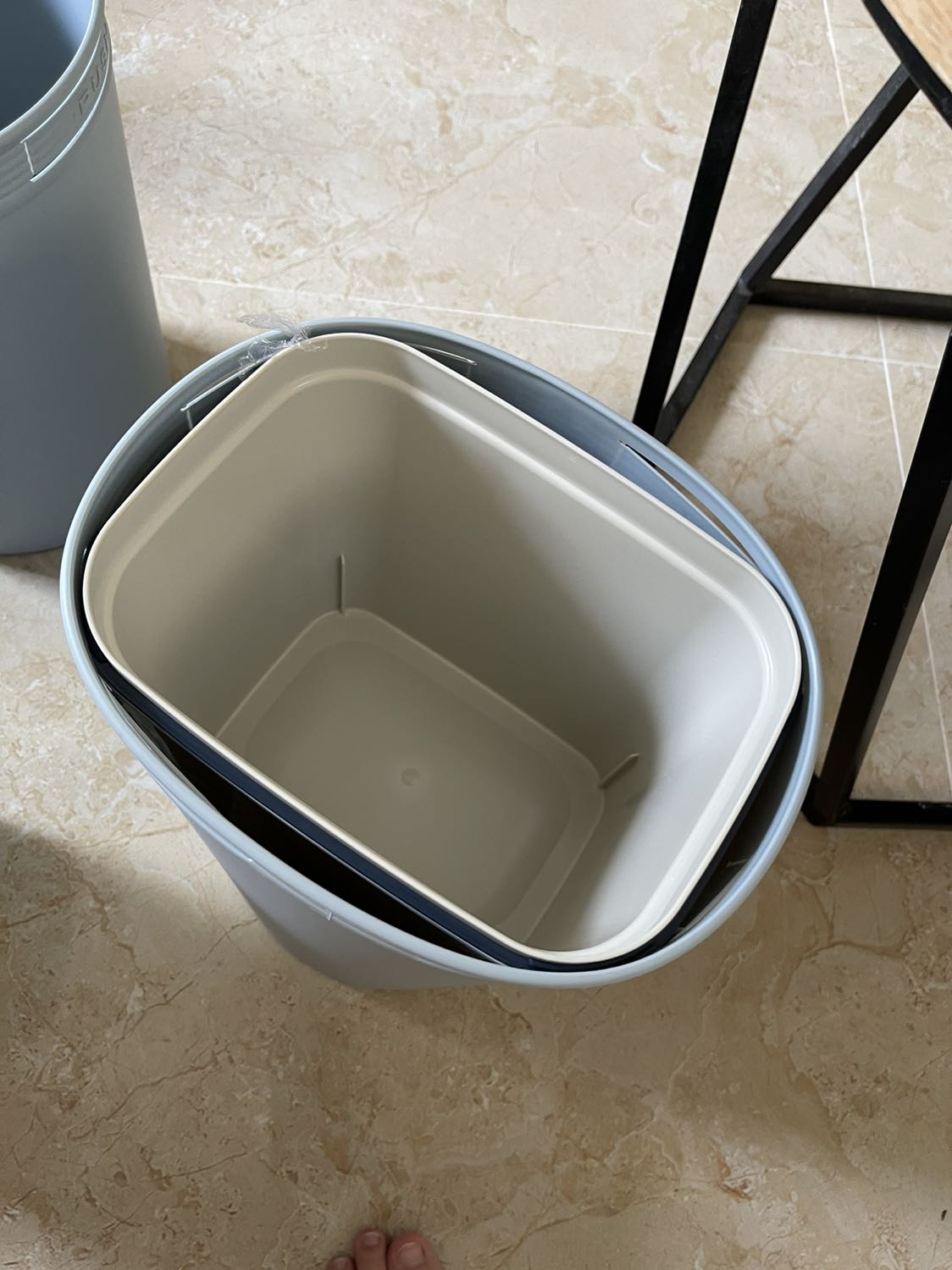 Gói hàng về ko mở ra dc, hư luôn 2 cái thùng rác, làm ăn bê bối