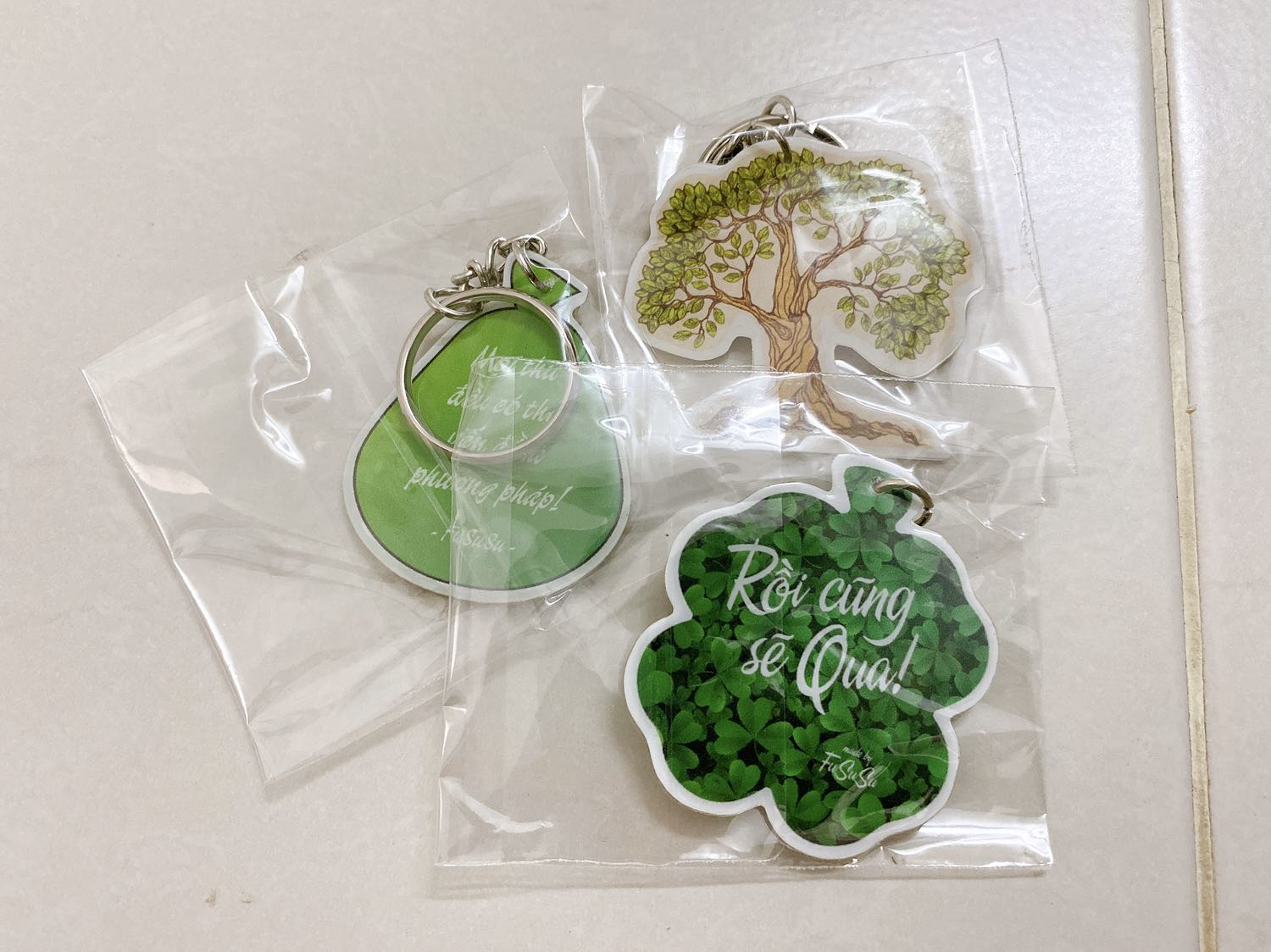 Đóng gói tốt, bộ 3 móc khóa nhỏ gọn, xinh xắn và có nội dung ý nghĩa ở mặt sau.