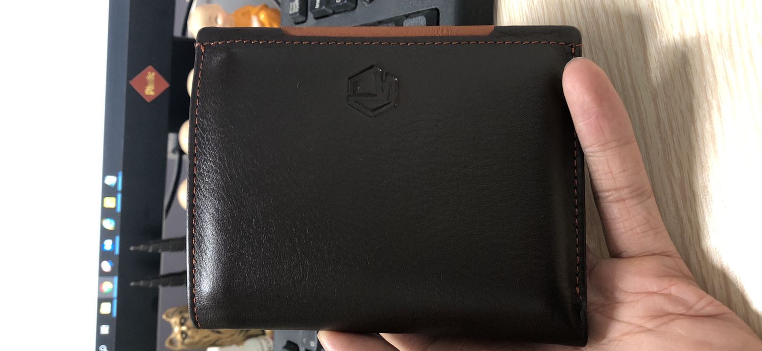 Da mềm mịn có nhiều ngăn đựng thẻ và giấy tờ