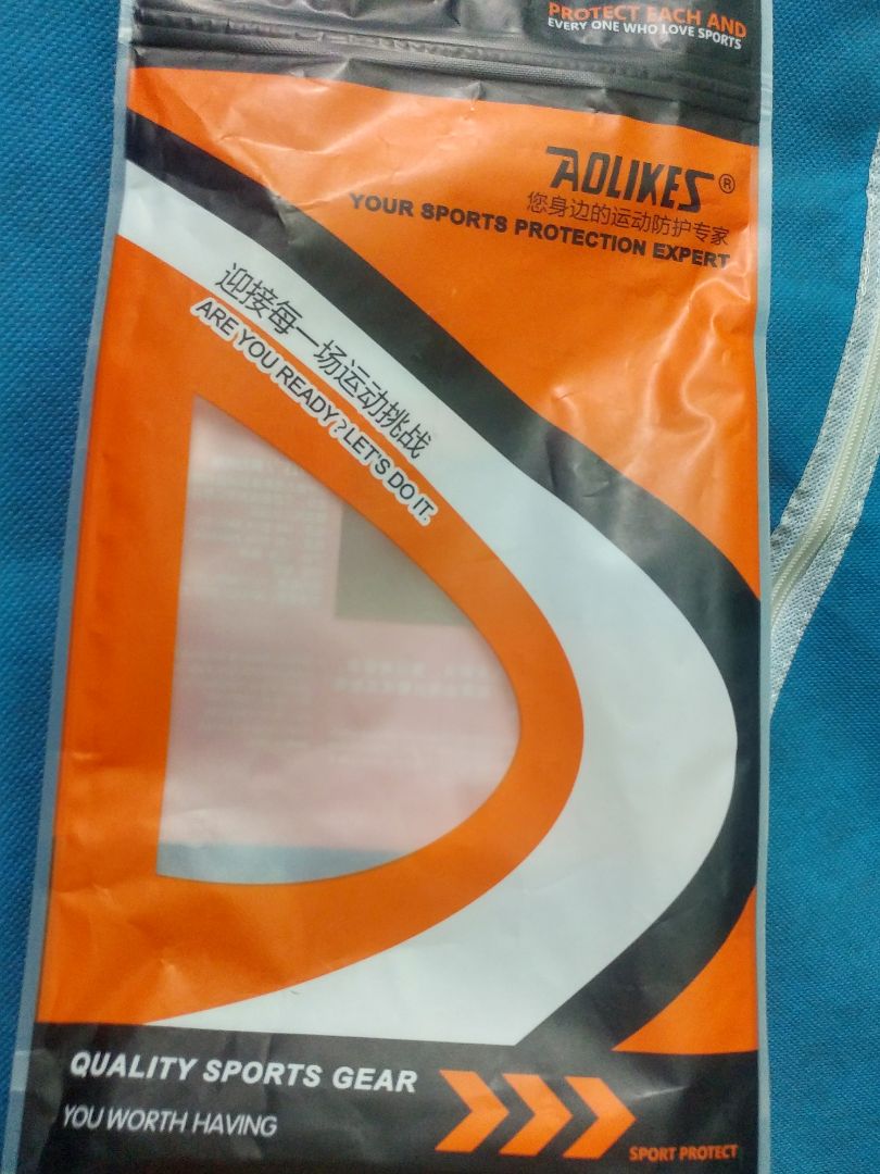 Hàng giống trong hình quảng cáo, đựng trong túi nilon. Chưa dùng hàng xịn bao giờ nhưng cảm giác tiền nào của đó, không có cảm giác "xịn" như mình đã hy vọng. Miếng đệm trong hơi mỏng, vải cảm giác hơi bí.