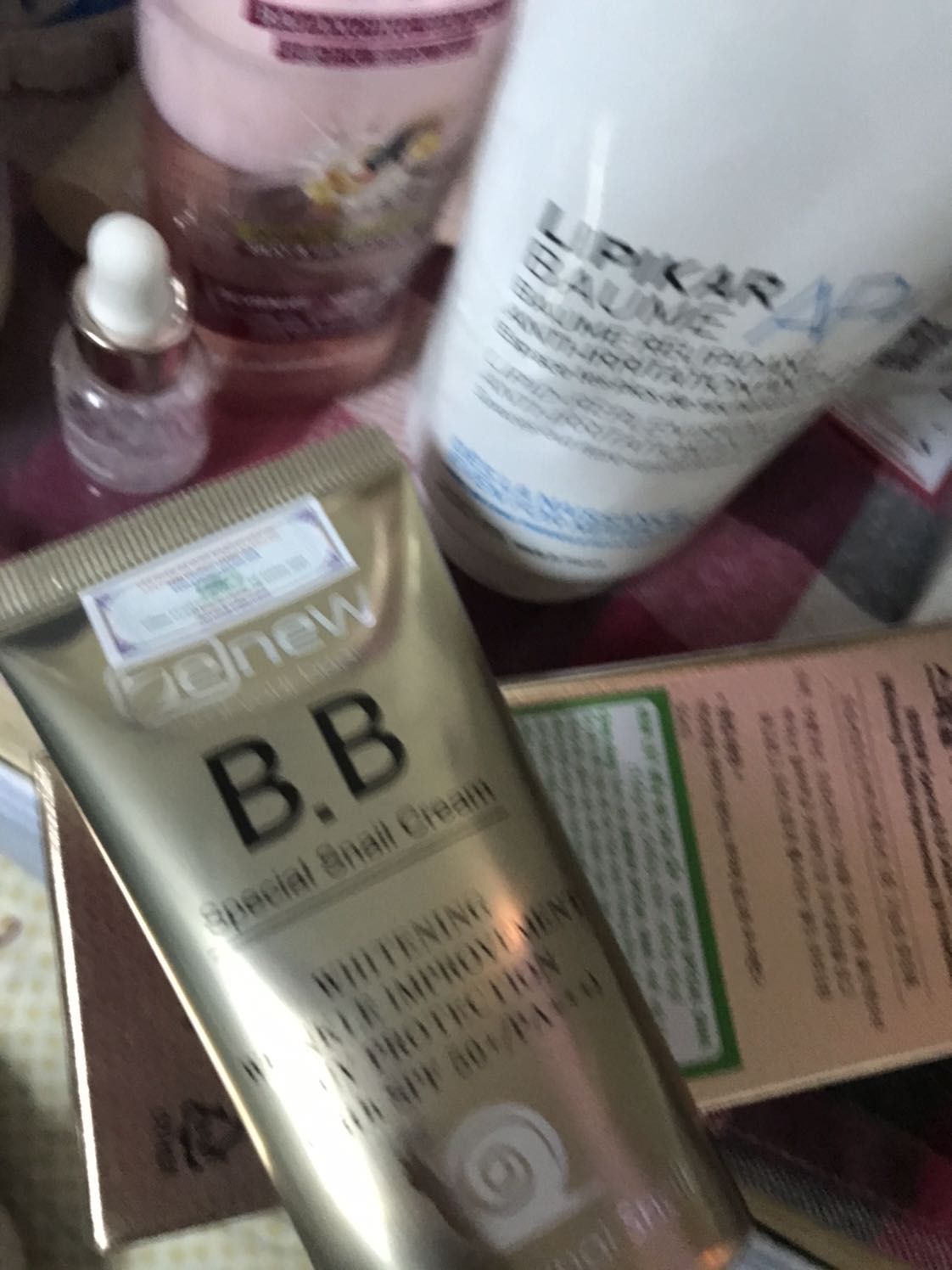 Kem giữ ẩm tốt với khí hậu Sg nóng hầm và khô! Mình xài thì có kìm dầu nữa!