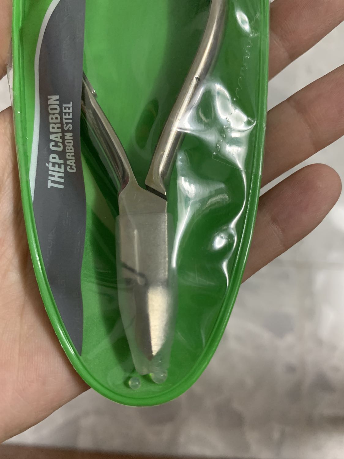 Hàng kềm Nghĩa đúng với thương hiệu, đẹp và cầm chắc tay. Mọi người nhìn kỹ sẽ thấy còn có cả hạt hút ẩm bên trong nữa.
Đây là món thứ 2 mua của kềm Nghĩa ở Tiki rồi.
Chỉ hy vọng là cắt móng sẽ đẹp. Haha