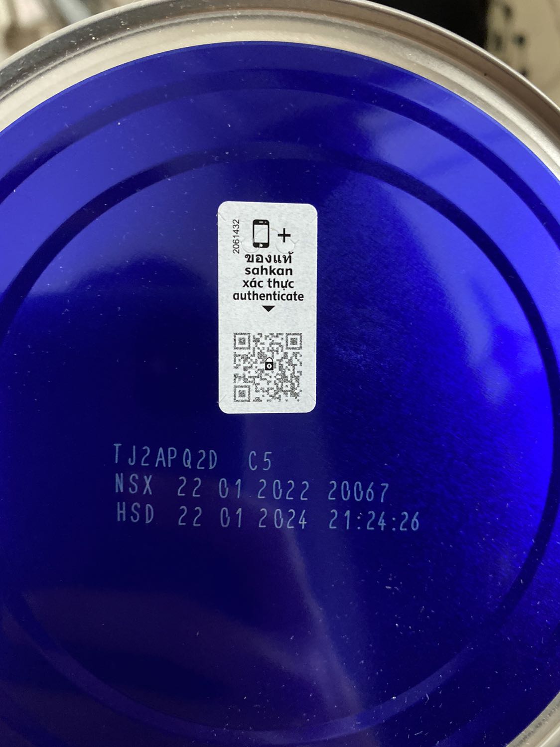 Hộp sữa bị móp một tí không biết là do vận chuyển đến mình hay đã bị trước đó. Date xa. Mình quét QR thì ra ntn, kêu download app thì app không khả dụng ở VN? Sữa nhạt nhưng hậu hơi béo, cảm nhận không thơm và thanh bằng Aptamil.