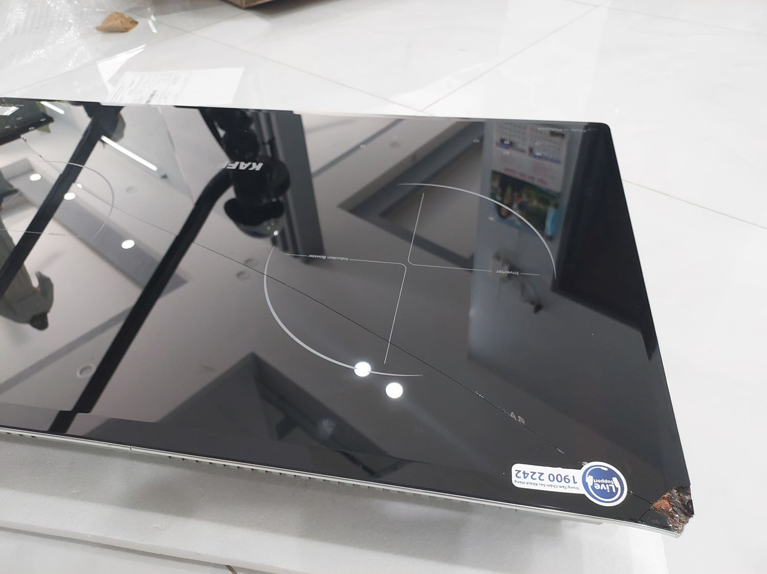 Mình chỉ nhận xét về Tiki, không phải về shop. Mình order xong tiki báo t4 giao, mình nghĩ t5 về check ok rồi nhưng cuối cùng t3 giao. Bình thường giao nhanh thì quá tốt, nhưng lúc mình check là hơn 48 giờ, sau đó mở ra, quay film, liên hệ thì có quá 48 giờ vài tiếng và máy mở ra nứt làm đôi với góc máy bị như vậy. Tiki nói mình chỉ giải quyết khi đúng trong 48h, qua đó 1 giờ cũng không chịu, phần đổi trả thì ghi chủ yếu 7 ngày, vụ lỗi ngoại quan gì đó chỉ note dòng nhỏ ở dưới. Sau đó Tiki liên hệ bảo hành cho mình nhưng bảo hành họ đâu có chịu vì đâu phải lỗi của họ mà của bên vận chuyển, báo mình giá kính tận 3tr500k là 60% giá cái máy. Cuối cùng mình canh 8/8 để mua Tiki cho rẻ trở thành xôi hỏng bỏng không, tiki đá đơn hàng mình đi cho đơn vị bảo hành dù đó là lỗi của tiki vận chuyển, và không giúp gì người mua.