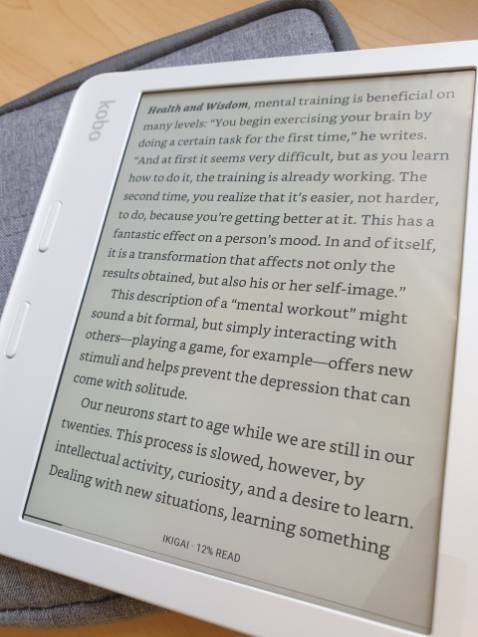 - Shop nhận đơn, đóng gói cẩn thận và chuyển hàng rất rất nhanh, hơi nản bên vận chuyển Best chuyển hàng tương đối lâu. 
- Shop hỗ trợ nhiệt tình, từ trước khi mua đến khi cài đặt, hy vọng sau này cũng vậy. Thẻ bảo hành gửi kèm trong hộp. Mình được tặng túi chống sốc nữa.
-  Sản phẩm đáng tiền so với các tiêu chí mình cần: màn hình hiển thị sắc nét, 7", đèn vàng và nút chuyển trang vật lí. Cá nhân mình thấy Kindle cho cảm giác giống trang sách thật, nhưng màn hình Libra 2 thì nét và đẹp lắm, phù hợp với các bạn có nhu cầu đọc chữ thật rõ như mình. Nhờ màn hình to, đèn vàng và chữ rõ nét mà mình đọc nhanh và tập trung tốt hơn hẳn.
- Ngoài trình đọc mặc định, có thể cài thêm trình đọc khác để thuận tiện chỉnh sửa file đọc. Tuy nhiên, bạn nào thích đơn giản, đẹp chân phương thì dùng trình đọc mặc định cũng được. Mình thấy trình đọc cài thêm có ngôn ngữ thiết kế xấu... 
- Mua sách gốc trên Kobo store dễ dàng và nhanh chóng. Các đầu sách sale mỗi tháng khá giống Kindle store nên không sợ ít sách đâu, tuy nhiên, Kobo store yếu sách chuyên ngành. - Shop nhận đơn, đóng gói cẩn thận và chuyển hàng rất rất nhanh, hơi nản bên vận chuyển Best chuyển hàng tương đối lâu. 
- Shop hỗ trợ nhiệt tình, từ trước khi mua đến khi cài đặt, hy vọng sau này cũng vậy. Thẻ bảo hành gửi kèm trong hộp. Mình được tặng túi chống sốc nữa.
-  Sản phẩm đáng tiền so với các tiêu chí mình cần: màn hình hiển thị sắc nét, 7", đèn vàng và nút chuyển trang vật lí. Cá nhân mình thấy Kindle cho cảm giác giống trang sách thật, nhưng màn hình Libra 2 thì nét và đẹp lắm, phù hợp với các bạn có nhu cầu đọc chữ thật rõ như mình. Nhờ màn hình to, đèn vàng và chữ rõ nét mà mình đọc nhanh và tập trung tốt hơn hẳn.
- Ngoài trình đọc mặc định, có thể cài thêm trình đọc khác để thuận tiện chỉnh sửa file đọc. Tuy nhiên, bạn nào thích đơn giản, đẹp chân phương thì dùng trình đọc mặc định cũng được. Mình thấy trình đọc cài thêm có ngôn ngữ thiết kế xấu... 
- Mua sách gốc trên Kobo store dễ dàng và nhanh chóng. Các đầu sách sale mỗi tháng khá giống Kindle store nên không sợ ít sách đâu, tuy nhiên, Kobo store yếu sách chuyên ngành.