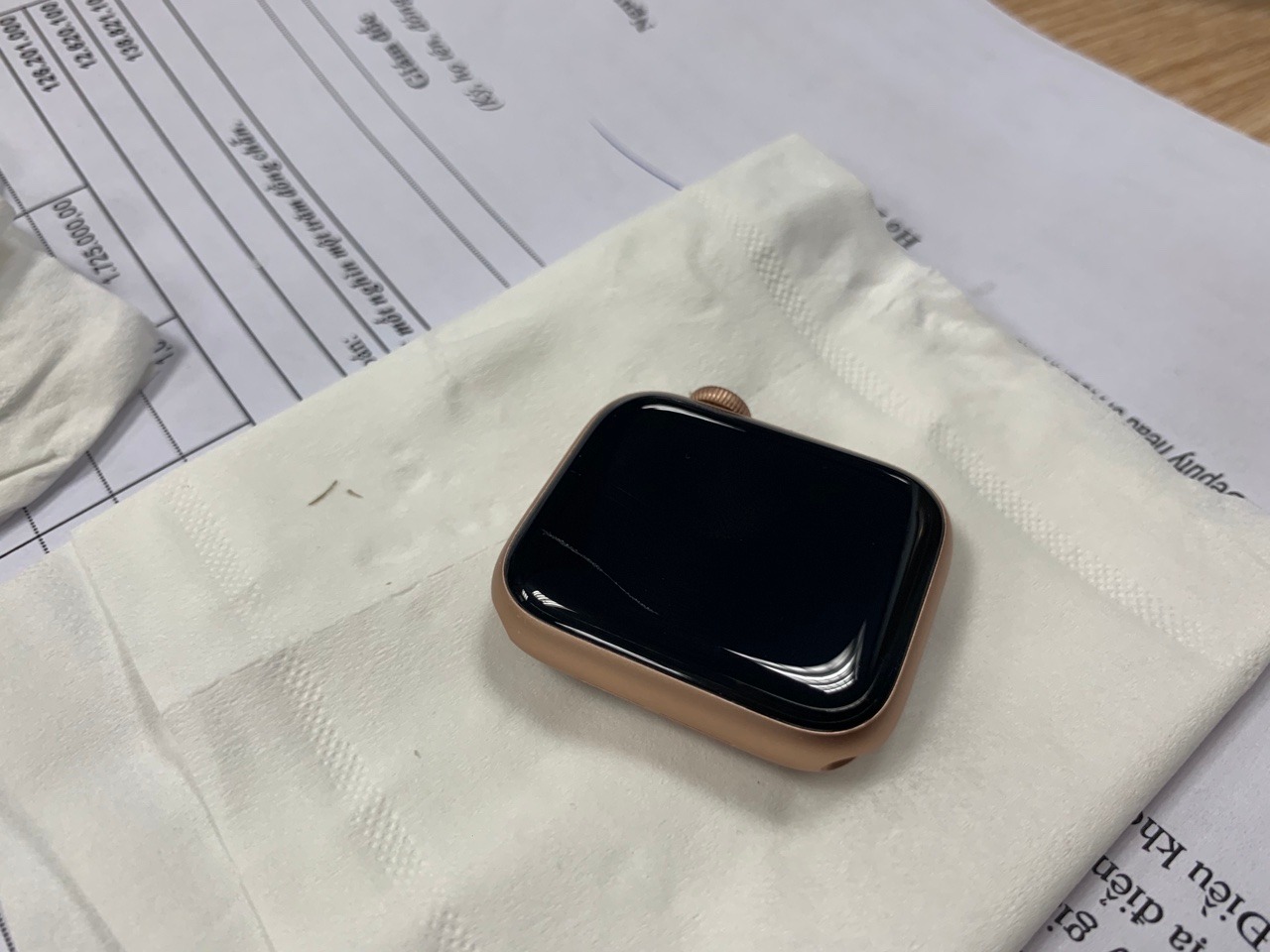 sản phẩm không xóa được vết trầy nhẹ trên mặt kính Apple watch.
Loay hoay cả buổi trưa thành công cốc, phí tiền sản phẩm không xóa được vết trầy nhẹ trên mặt kính Apple watch.
Loay hoay cả buổi trưa thành công cốc, phí tiền