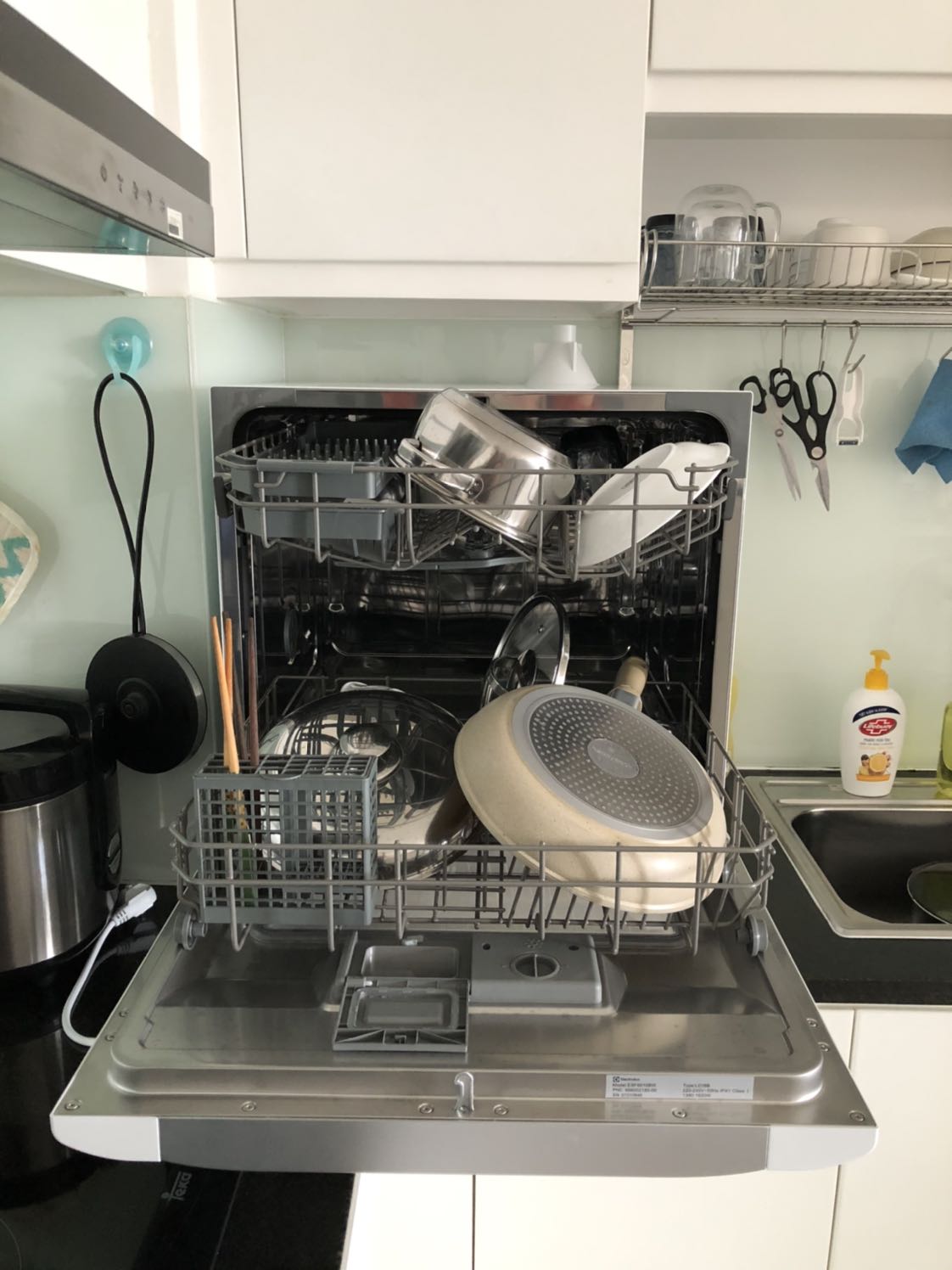 Rất đáng đầu tư. Nhận được hàng mới sản xuất tháng 2/2020. Nhìn rất đẹp. Đong gói kỹ càng và Tiki giao hàng rất nhanh, đặt thứ 6 theo lịch hẹn là giao thứ 2 nhưng thứ 7 đã giao hàng. Mình tự lắp đặt, vù dịch vụ lắp đặt gọi nhưng mình muốn khoan lỗ qua mặt bếp để luồn dây cấp và dây thoát xuống dưới thì bên lắp đặt nói không khoan, sợ vỡ mặt đá. Nên thôi tự khoan tự lắp. Để luồn chung 2 dây này xuống dưới( dây cấp ren 27mm và dây thoát nhét vừa đường ống 21mm) thì mình dùng mũi khoan đá khoét lỗ 55mm, hơi rộng chút cho thoải mái. 
Về cơ bản thì máy chạy tốt, rửa được cả nồi. Độ ồn thì chấp nhận được. Rửa nhanh thì không có chế độ sấy nên không ráo nước. Phải mở cửa để cho nước nóng bay hơi. Rửa normal thì sấy khô bong, có điều rửa lâu hơn và tốn nước hơn. 

Khay xếp thiết kế phù hợp rửa đĩa nhiều hơn là nồi và chén bát. 

Nói chung là thấy rất đáng để đầu tư.