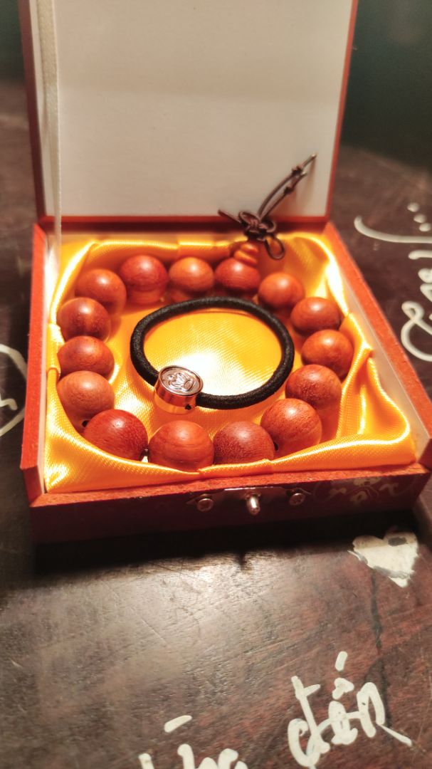 tưởng đc thêm vòg chỉ đỏ hoá ra cho tạm cái dây chun buộc tóc màu đen. Nhưng vòg gỗ cũg đc, màu ság hơn hình ảnh, kích cỡ dây rộg nên mình phải tháo bớt hạt, xỏ mãi mới vào nhờ có ság tạo đấy @@