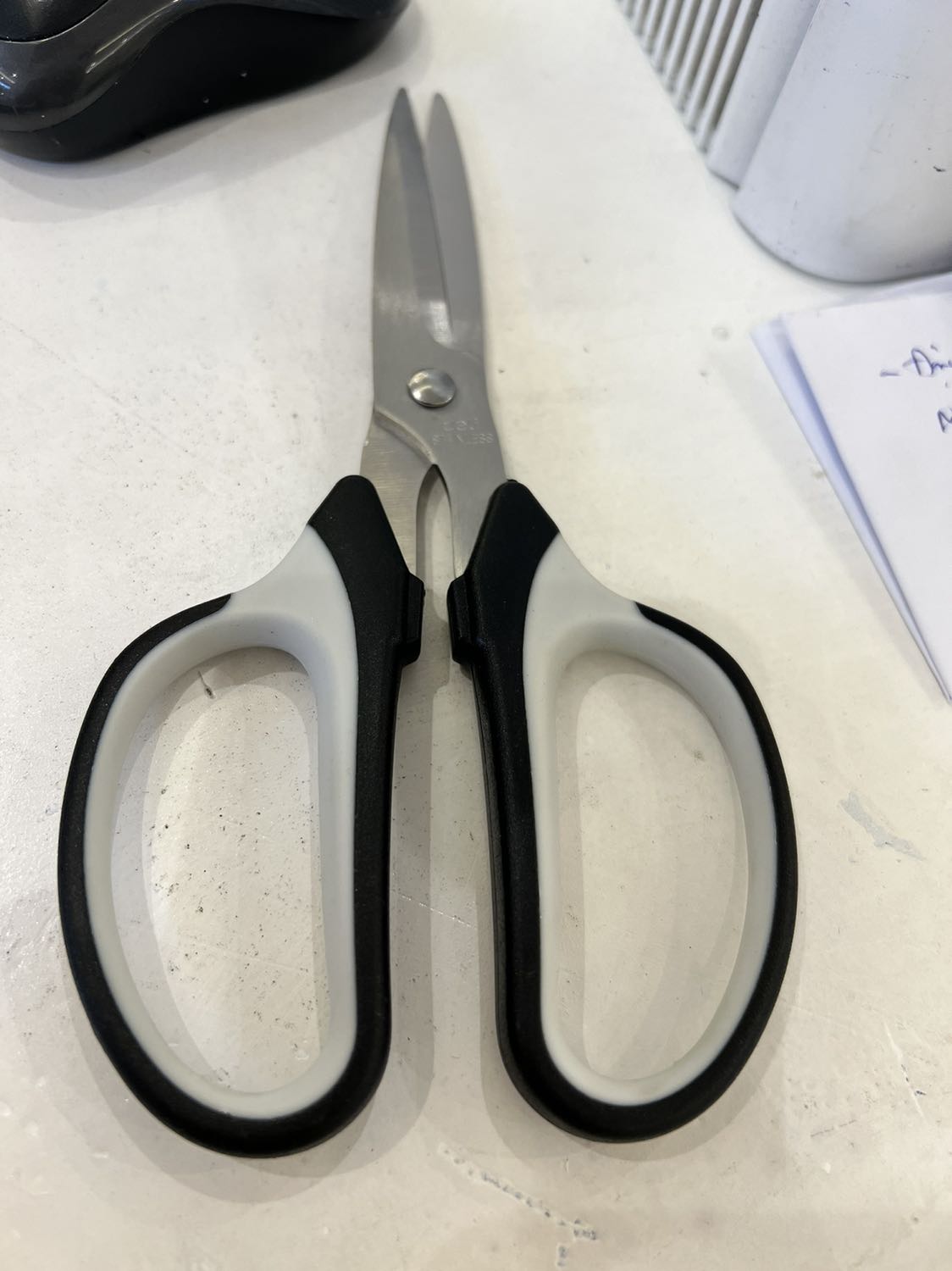 Kéo sắc. Thích hợp cho văn phòng