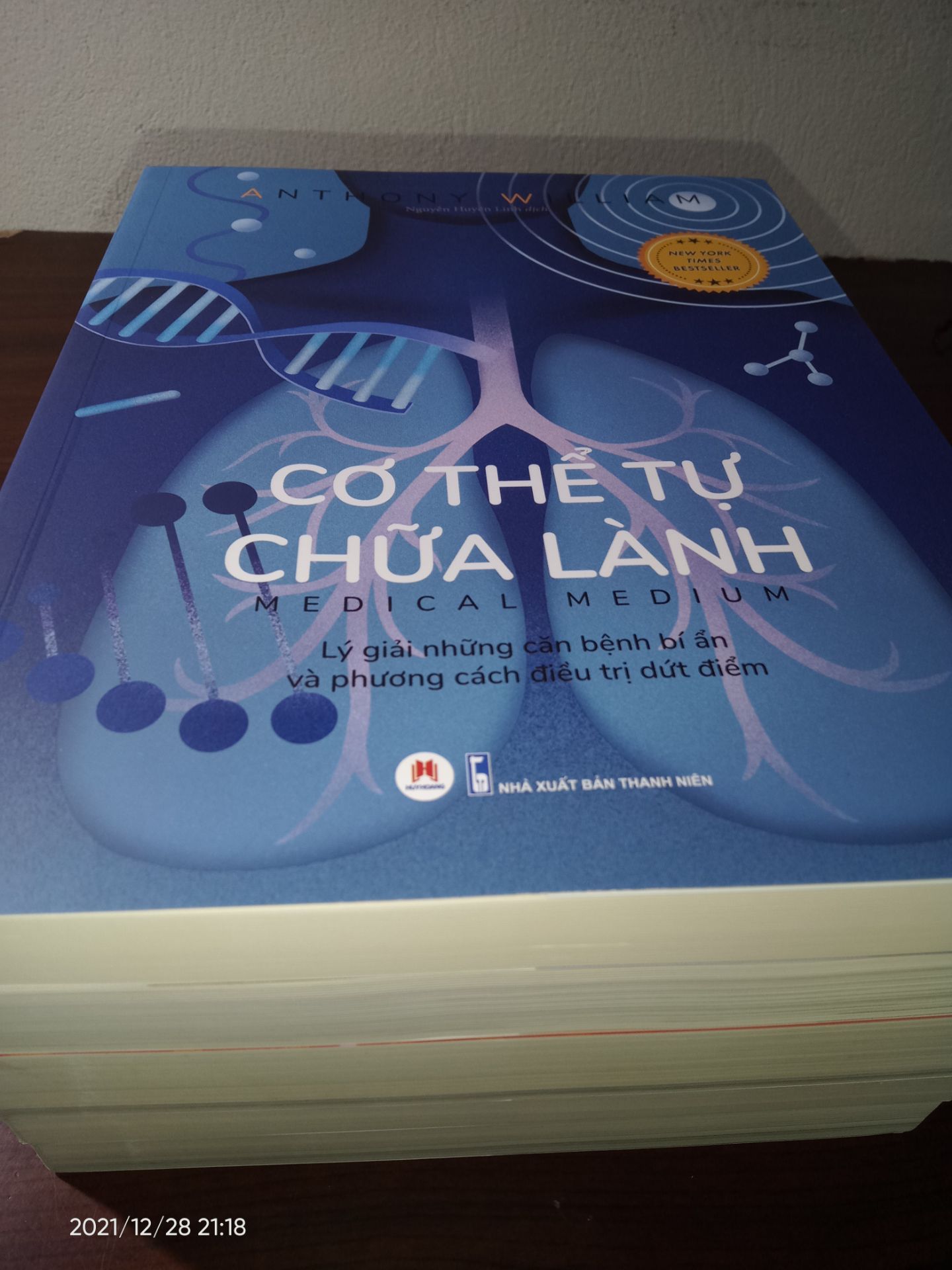 Mình đã nhận được sách rồi ạ.

Trước tiên, mình xin cảm ơn người đóng gói, tuy sách mình không được gói trong bọc chống sốc, nhưng sách được bọc lớp ni lông chống bám bụi ạ. Và thêm điều hay nữa là lúc mình nhận thì hộp sách vẫn mới đẹp ạ. Thật tuyệt vời 🥰✌️

Tiếp nữa, mình xin cảm ơn và xin lỗi chị giao hàng, khi lần 1 mình bận quá không để ý điện thoại, làm lỡ chuyến đi của chị. Tiki now ship cực kỳ nhanh luôn ạ, mình mới đặt sách lúc chiều, mà trong ngay chiều hôm đó họ đã giao đến rồi. Quá tuyệt vời, thích quá đi ♥️♥️♥️

Về sách, thì mình chưa đọc, do mình mới nhận được mà thích quá, nên muốn đánh giá 5* luôn ạ. Bộ này hay lắm nha, mọi người ơi ❤️✌️

Điều cuối, mình xin chân thành cảm ơn bạn khi đã đọc bình luận của mình ạ. Chúc bạn yêu cùng gia đình, mn luôn hoan hỷ, sức khoẻ tràn đầy, công việc luôn thuận lợi trong cuộc sống tràn đầy điều vui, thú vị này ✨🥰❤️

---Hà Nội, ngày 28 tháng 12 năm 2021---

Mọi người ơi, năm mới 2022 đến rồi, chúc bạn những điều tốt lành nhất sẽ luôn bên bạn. Cảm ơn các bạn của tôi. Mãi yêu và luôn bên bạn 🤗💐🌈

🌷 Thân mến, kính chào bạn 🌷