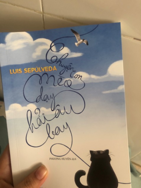 Một câu chuyện nhỏ về lới hứa của một con mèo mun và hải âu. Cuối cùng thì chú mèo mun to đùng, mập ú cùng với sự đồng hành của 3 chú mèo khác đã giữ được lời hứa với hải âu mẹ sẽ giúp cho cô bé hải âu con xinh đẹp tập bay. "Thật dễ dàng để chấp nhận và yêu thương một kẻ nào đó giống mình, nhưng để yêu thương ai đó khác mình thực sự rất khó khăn, và con đã giúp chúng ta làm được điều đó". Cuối cùng thì cô bé hải âu cũng đã có thể bay lượn trên bầu trời cao vút kia, đã hạnh phúc sống với bản năng của mình. Chú mèo cao quý, tử tế của bến cảng Hamburg lúc này cũng chẳng phải vì lời hứa năm nào nữa, nó đang vì đứa con gái của mình❤️ Một câu chuyện nhẹ nhành, tử tế và đáng iu...