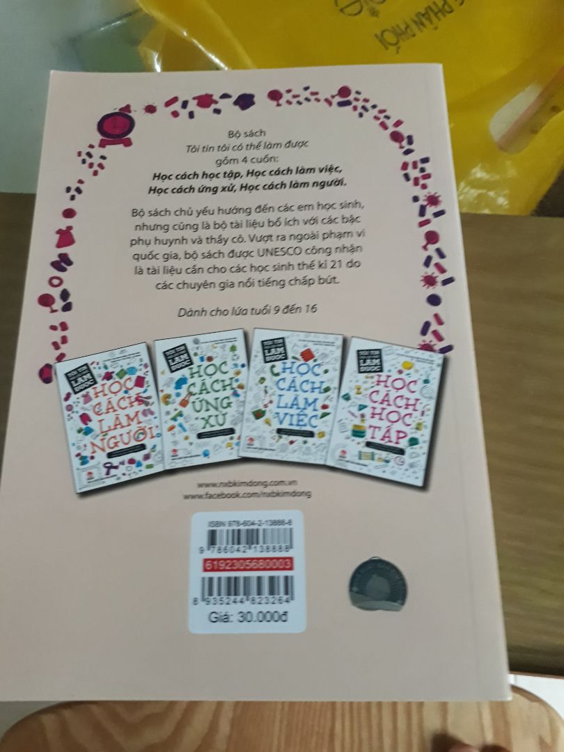 hàng quá mắc phi vận chuyển quá cao mà sách lại nhỏ nó còn bị ai chóc ra nữa. Mà trên bao bìa nó bán có 30.000 à mà trên tiki nó lại bán 40.000 luôn ấy chứ !