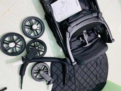 Mình vừa nhận được hàng. Thùng đóng kĩ càng. Xe  lắp ráp nhanh chóng và dễ dàng, xe đẩy nhẹ nhưng vẫn chắc chắn. Gấp gọn tiện lợi có kèm màn nên an tâm không sợ côn trùng như: ruồi, muỗi….
Shop có tặng kèm thêm đồ chơi dễ thương ❤️