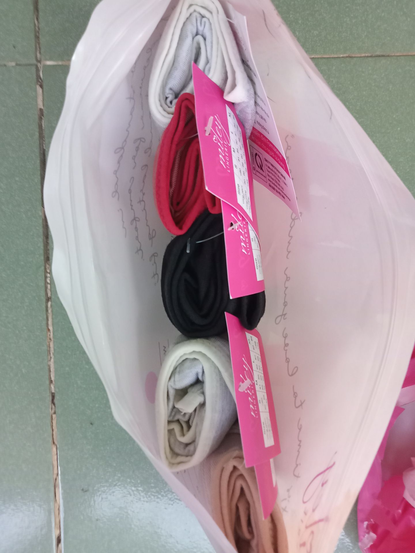 shop giao hàng đầy đủ và nhanh chóng. quần chất liệu mềm mịn, đường may dày dặn. chất lượng thì chưa biết thế nào sẽ quay lại đánh giá sau