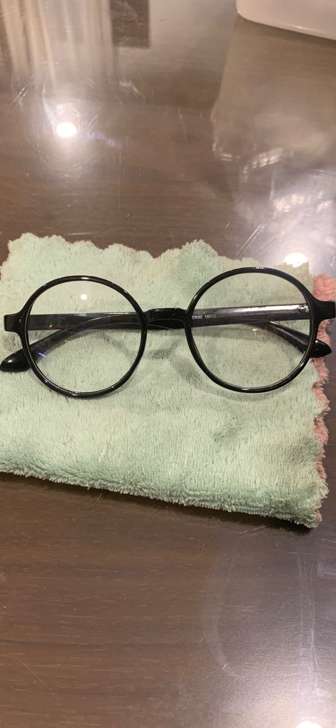 Dẻo . Đóng gói tốt. Nhẹ. Đeo đi đường ko thời trang. Giá phù hợp chất lượng. Vẫn đang dùng rất ok