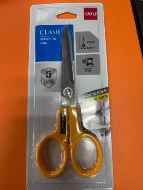 Kéo sắc, cầm chắc tay, hơi to so với tưởng tượng.