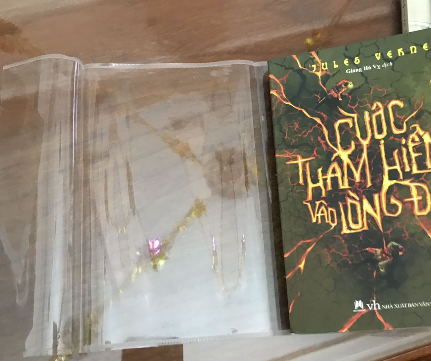 Giao hàng đúng thời hạn. Sách thì lúc nào mình thấy tiki cũng cẩn thận trong việc chọn sách. Tuy nhiên bookcare của mình đã bị rách như hình và sách rất là bụi.