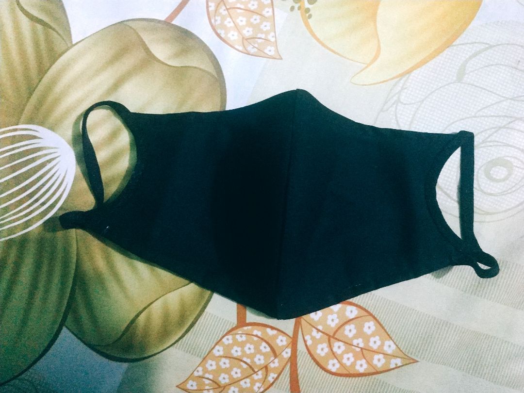 Ban đầu sợ hàng không giống hình
Mà lúc nhận hàng mở hộp thì mới thấy vừa ý thật sự
À nếu bạn nào đang đọc đánh giá này và thấy trước mặt khẩu trang có mất đi cái logo thì thật sự là mình đã cắt ra vì mình thích màu đen trơn hơn nhé. Các bạn cứ yên tâm vì sản phẩm giống với hình, còn có túi đựng nữa.