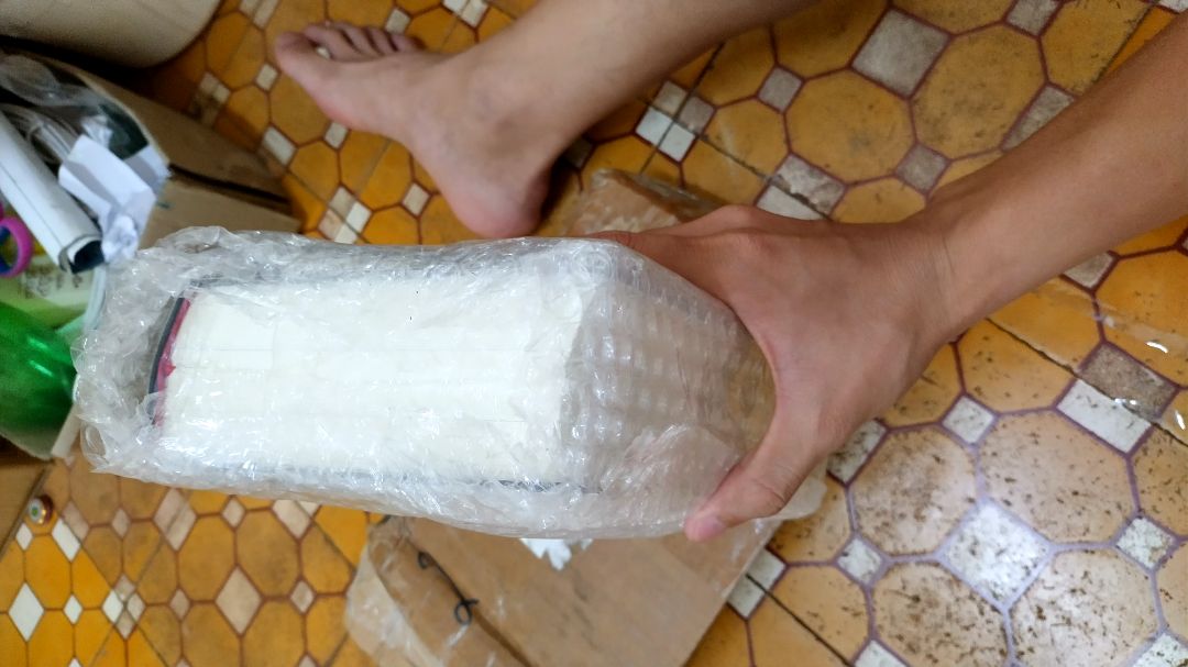 sách được gói rất cẩn thận, bọc bì chống sốc nên mới có thể tránh được tình trạng gãy góc tệ hơn là bung gáy, bởi khi nhân được sách từ đơn vị vận chuyển, hộp đựng bên ngoài bị gập góc móp rất nhiều do bốc xếp hàng thô bạo. sách cung cấp thông tin rõ ràng về Dịch giả, gì thì chứ bấy nhiêu là thấy hài lòng rồi. mong lần sau mình chú ý lựa chọn đơn vị vận chuyển biết trân trọng hàng của khách hơn một xíu. chúc bạn buôn may bán đắt và mãi nhiệt tâm theo đuổi đam mê.