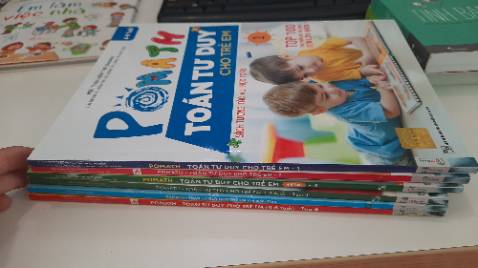 Các bậc phụ huynh nên mua cả bộ 6 cuốn sách POMath này để cùng học với trẻ, giúp trẻ luyện tư duy logic, óc quan sát và làm quen với các khái niệm Toán cơ bản.
Tập 6 này là level cao nhất của bộ sách: cộng trừ trong phạm vi 20, các hình khối (cầu, lập phương, trụ); với đến ngày tháng, ứng dụng lập thời gian biểu.
Cuối sách có 1 bài kiểm tra năng lực và một trang đầy sticker sinh động.