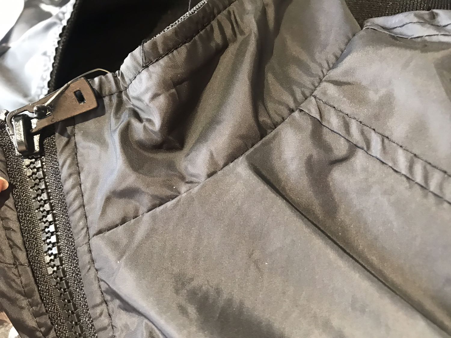 Nhận về xem ngay cái đường chỉ với khoá áo. Hài lòng k chê vào đâu được.k có miếng chỉ dư nào, màu chuẩn, ? đóng hộp đem tặng thuii Thank Shop