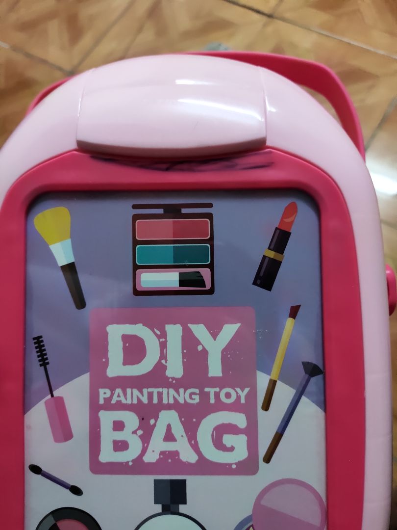 sản phẩm bám bụi bẩn nhiều, đồng thời có vết bút bên ngoài sản phẩm. Mua tặng sinh nhật đến lúc bóc sản phẩm ra rất ngại