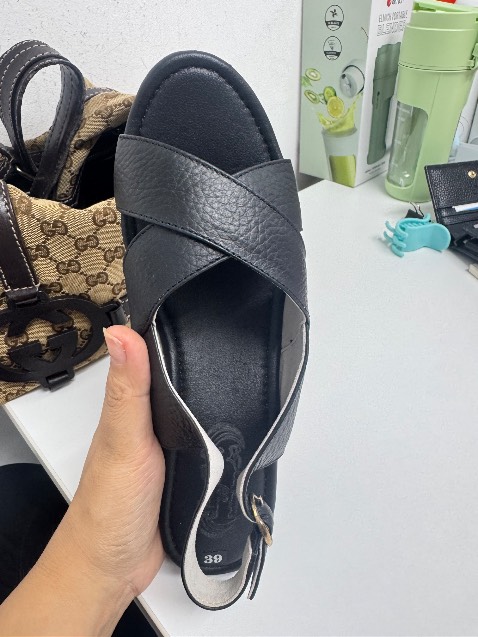 Giày rất nhẹ và êm. Đường may kỹ.