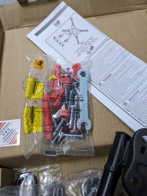 Khá bất ngờ về độ hoàn thiện so với mức giá, khung sx công nghiệp thép dày sơn tĩnh điện, phụ kiện ốc vít ngàm từng chi tiết đều hoàn mỹ