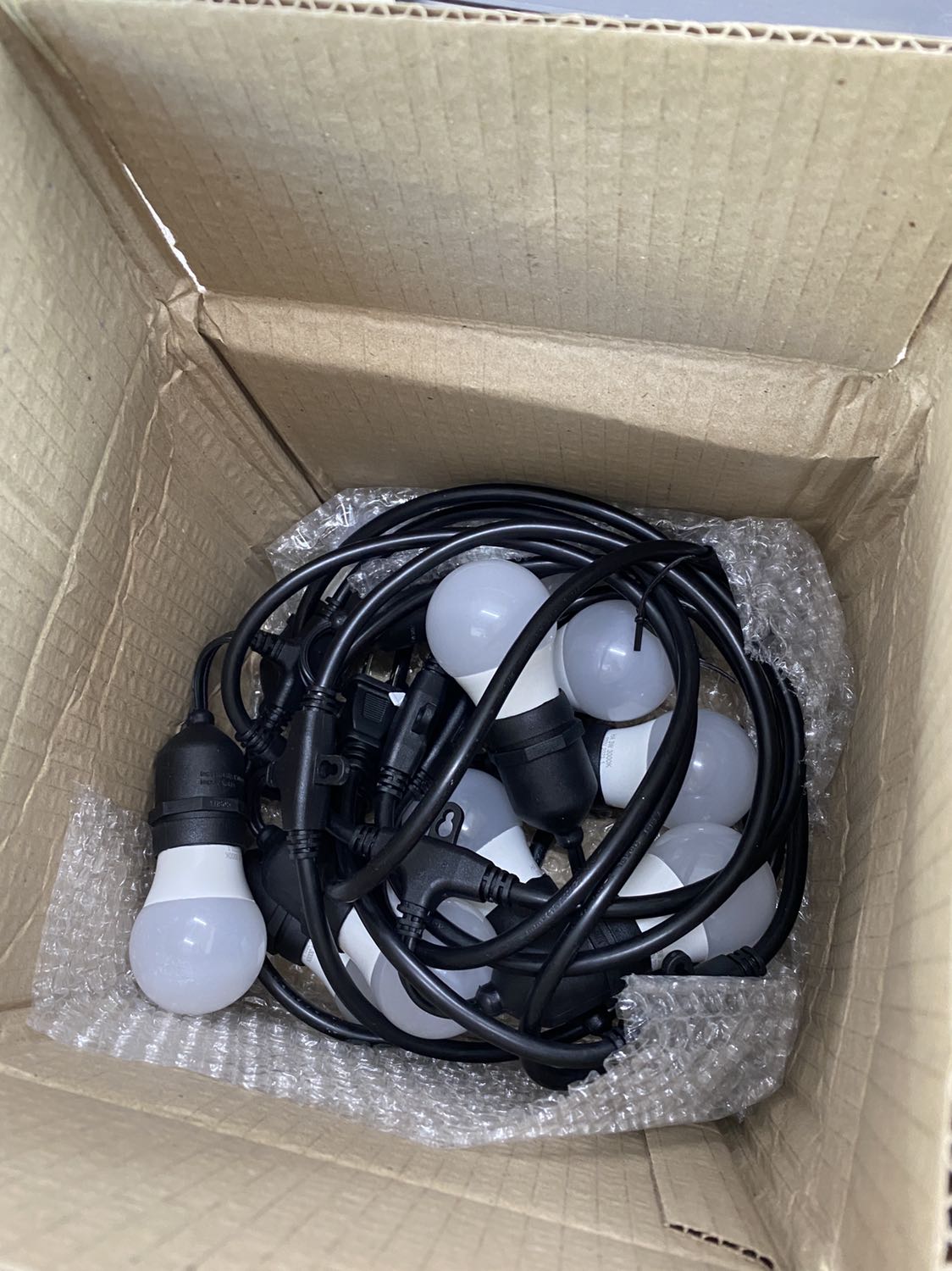 Giao hàng chất lượng đúng như mô tả, đóng gói kỹ. Thêm đầu cắm để nối nền rất tiện lợi.