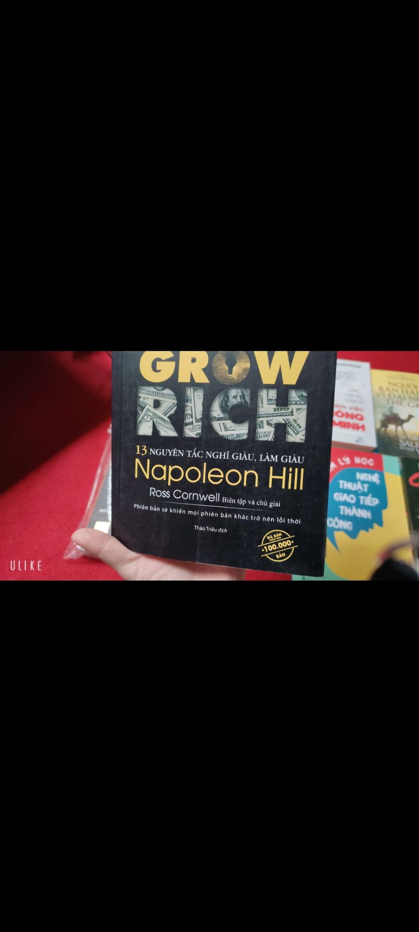 Mua nhiều đc tặng Flashcard với bao lì xì, chưa đọc nên chưa biết nội dung hay không nhưng đọc phần gthiệu thấy nội dung ổn, bìa với giấy ok mà có vài cuốn không còn tem bọc sách mới nên xước qtqđ như để cũ lâu lắm  r ( nhưng giá cả sale nên ko đòi hỏi nhiều, bn nào quý sách như vàng thì nên cân nhắc) , điểm trừ là đóng gói qúa tệ ,lúc nhận cái kiện hàng mà hết hồn ,nó te tua móp méo bong keo gần như sắp rơi sách ra ngoài r!! khách hàng bỏ tiền ra mua sách chứ ko phải xin ạ nên mong shop cân nhắc cẩn thận khi đóng gói vì mình đọc thấy nhiều bạn nhắc shop vđề này r mong shop cải thiện. Mong shop thông cảm cho mấy lời góp ý của mình, c.ơn shop đã đọc