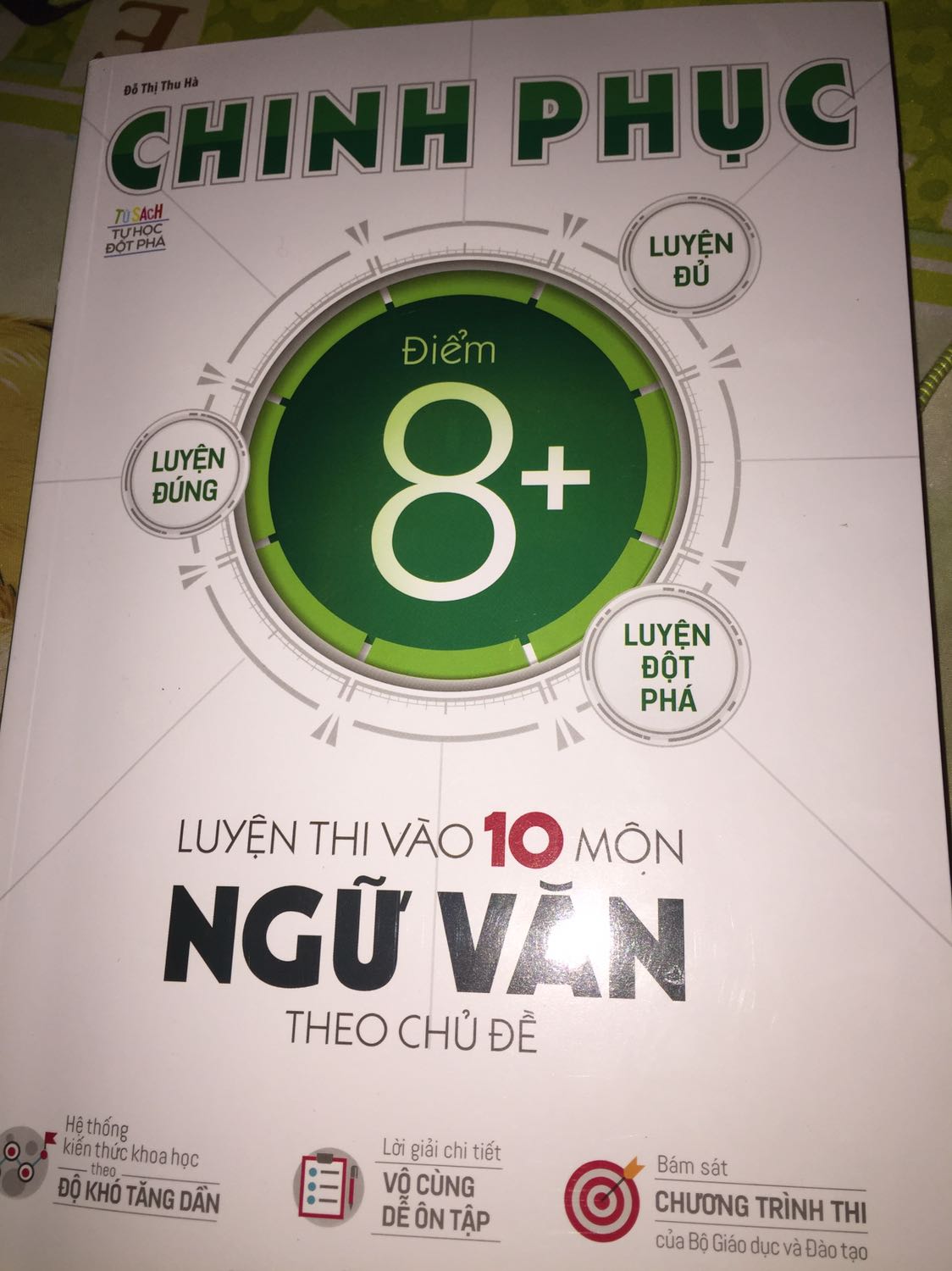 Sách khá hay và ổn cho những bạn chuẩn bị thi tuyển sinh vào lớp 10, sách có mục lục rõ ràng từng phần cho chúng ta học. Sách ghi khái niệm rõ ràng, ví dụ cụ thể, dễ hiểu. Phần nghị luận chia ra 2 phần rõ ràng: nghị luận sự việc, hiện tượng đời sống và nghị luận văn học, có văn mẫu tham khảo và cả đề mẫu cho các bạn luôn í, nói chung nếu bạn nào đang cần tìm sách để ôn thi vào 10 thì đây là lựa chọn khá tốt!!
