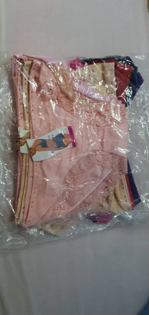 Shop đã giao lộn hàng. Xin đối chiếu hình ảnh sản phẩm đặt mua và sản phẩm đã nhận. 
Đề nghị Shop cho đổi lại sp đúng hàng đã đặt. Cám ơn nhiều.