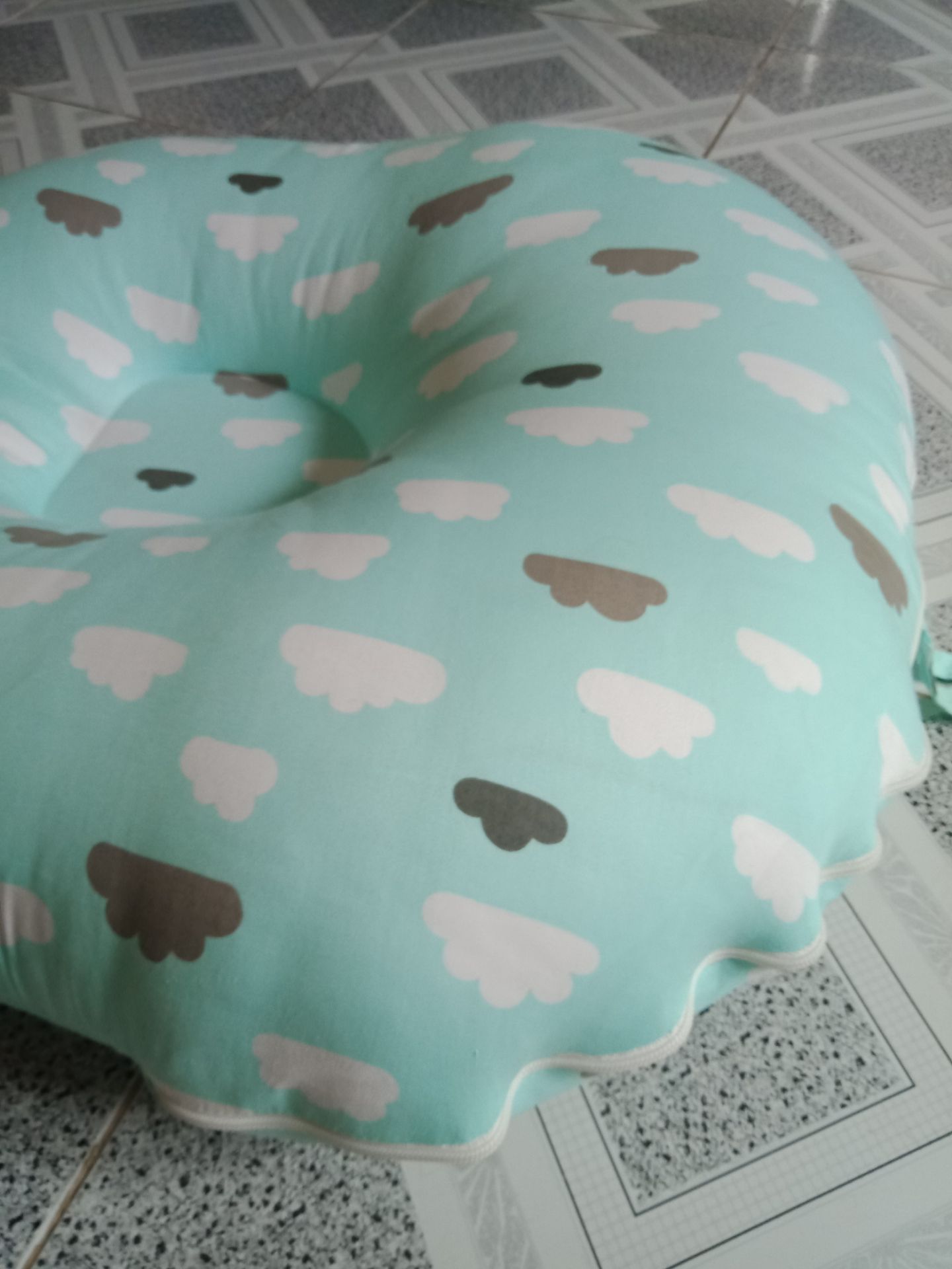 gối đẹp, êm, đóng gói kỹ, nếu vỏ gối tháo ra được để giặt thì tuyệt!